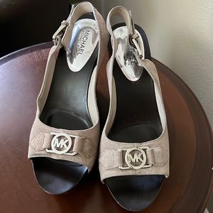 Michael kors charm sling in khaki